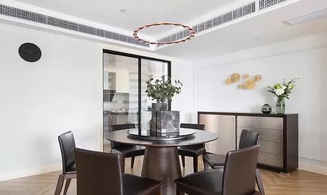 圓桌餐廳占空間？學(xué)她家這么設(shè)計(jì)，一家5口不擁擠！