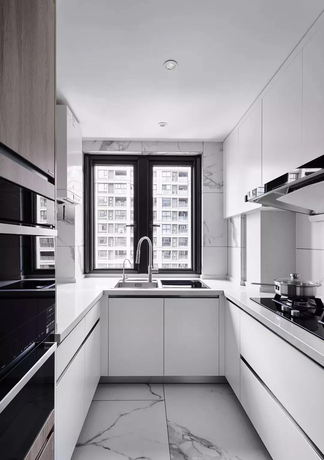 倔強老婆不聽勸，非要裝滿玻璃門，完工后我閉嘴了！	