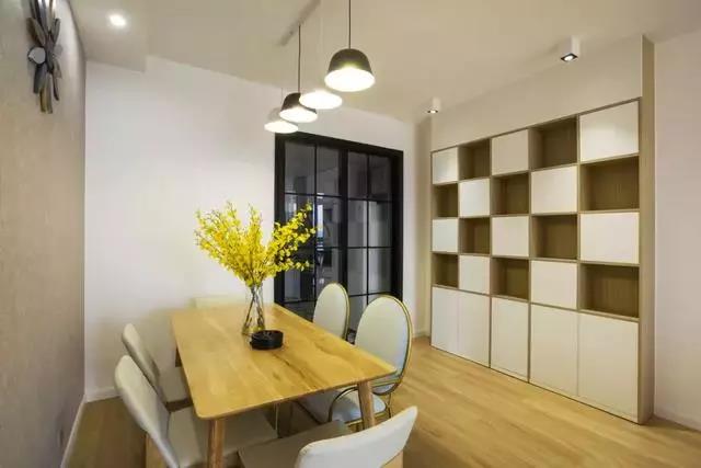 105㎡三人幸福港灣，方格餐邊柜+景觀式閱讀角，讀書觀景兩不誤