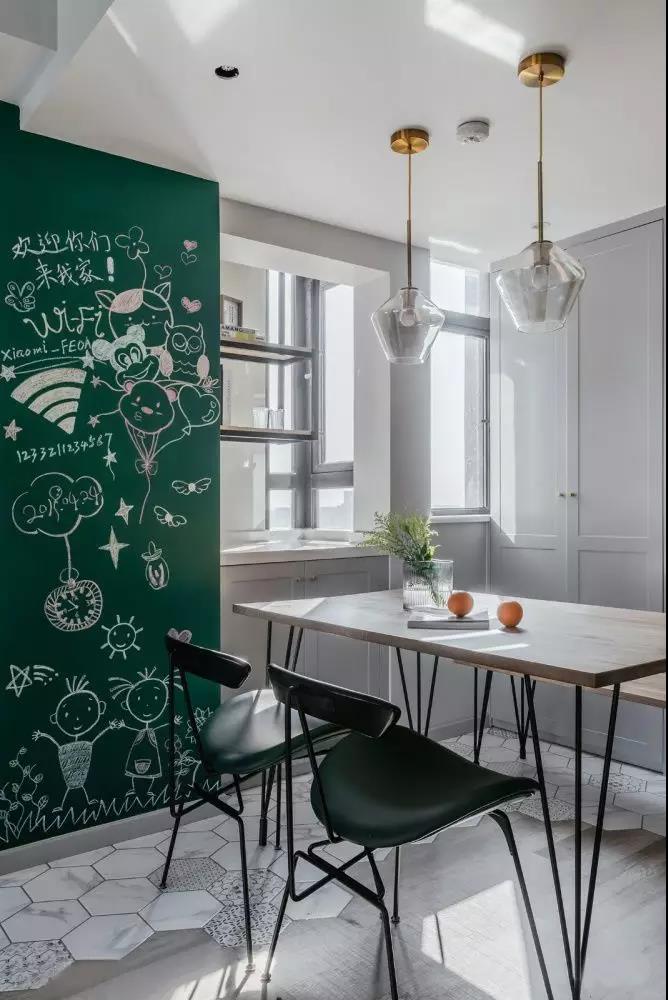 廚房“鑿壁借光”，臥室巧用空間，看廊坊夫妻玩轉89㎡小屋