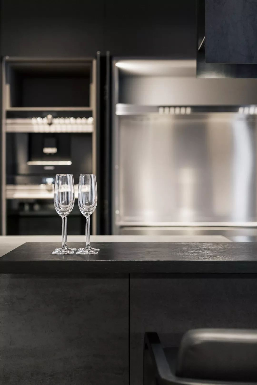 島臺廚房+衣帽間，這個143㎡現代工業風三居室可不簡單