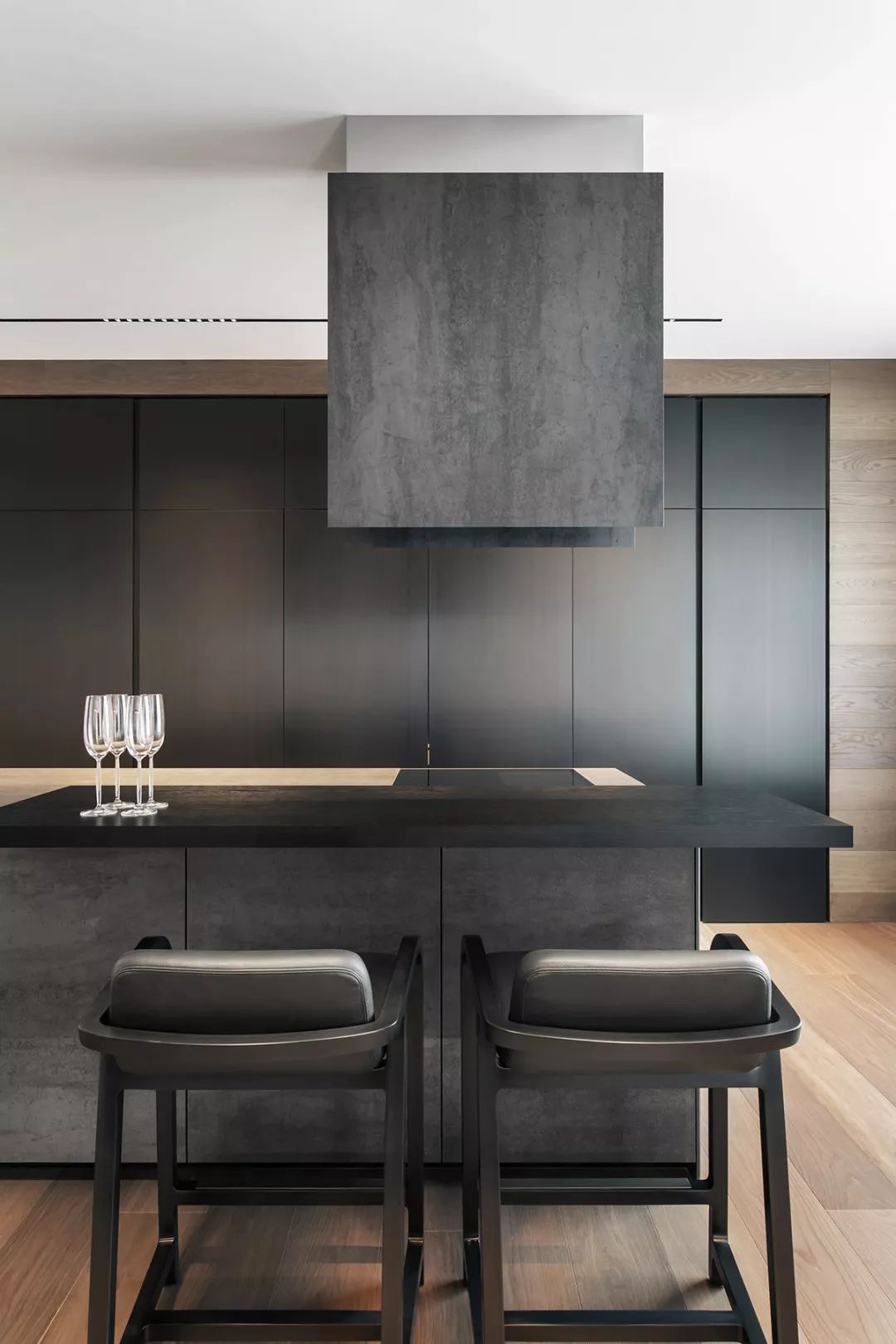 島臺廚房+衣帽間，這個143㎡現代工業風三居室可不簡單