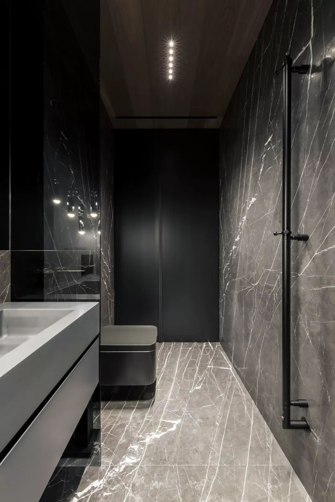 島臺廚房+衣帽間，這個143㎡現代工業風三居室可不簡單