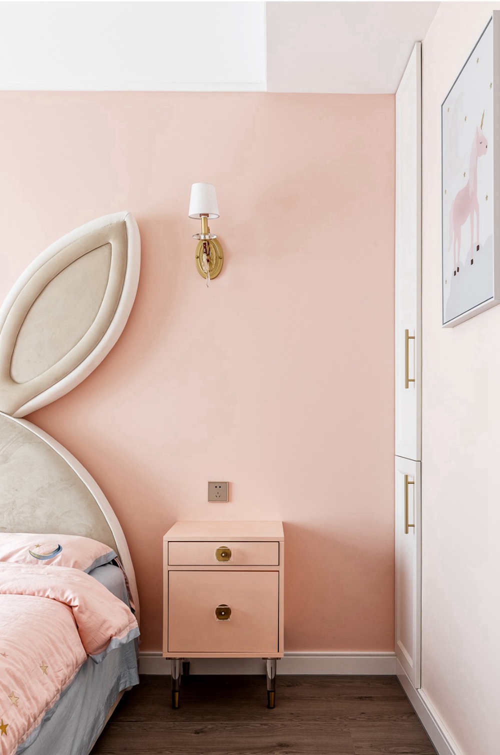 工業(yè)元素的簡(jiǎn)約風(fēng)，隨處有書(shū)可讀的小世界