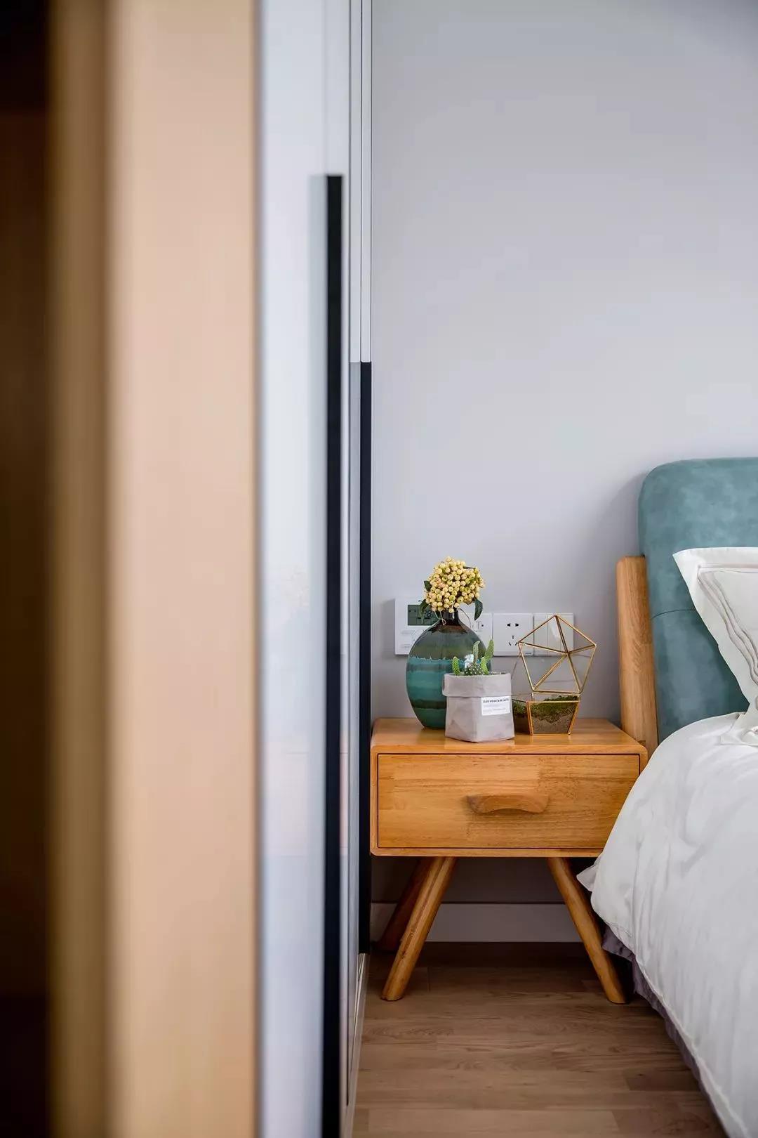 靠窗地臺(tái)打造專屬讀書(shū)區(qū)，入住后不想出門(mén)