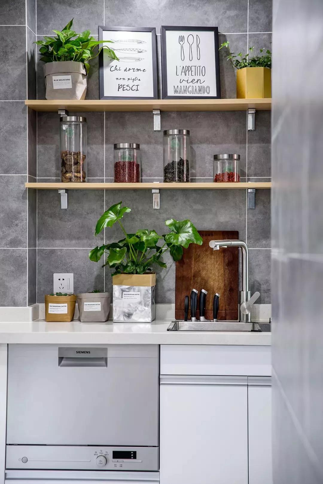 靠窗地臺(tái)打造專屬讀書(shū)區(qū)，入住后不想出門(mén)