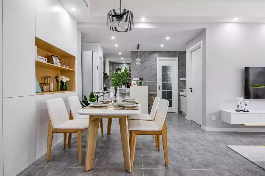 靠窗地臺(tái)打造專屬讀書(shū)區(qū)，入住后不想出門(mén)