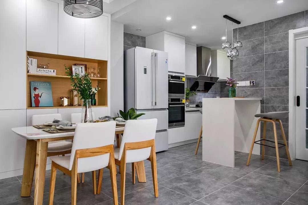 靠窗地臺(tái)打造專屬讀書(shū)區(qū)，入住后不想出門(mén)