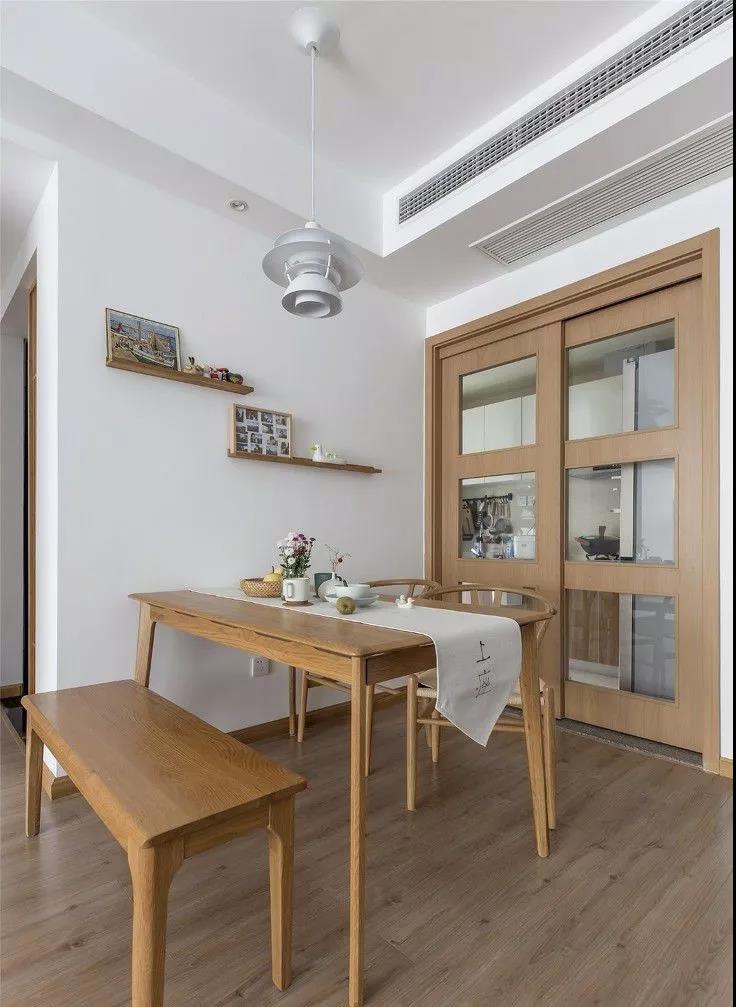 原木風+北歐綠植，魔都夫妻93㎡小二居用心規劃，越住越大