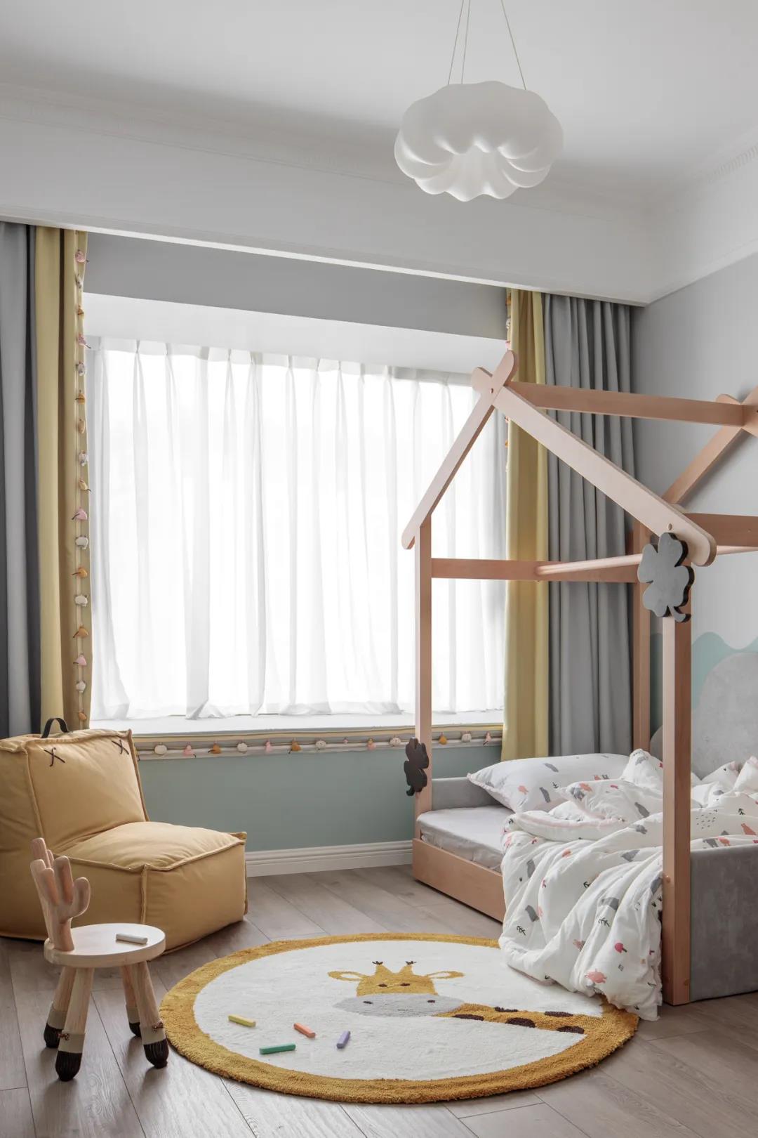 她家“客廳餐廳書房”各自獨(dú)立，又完美融合