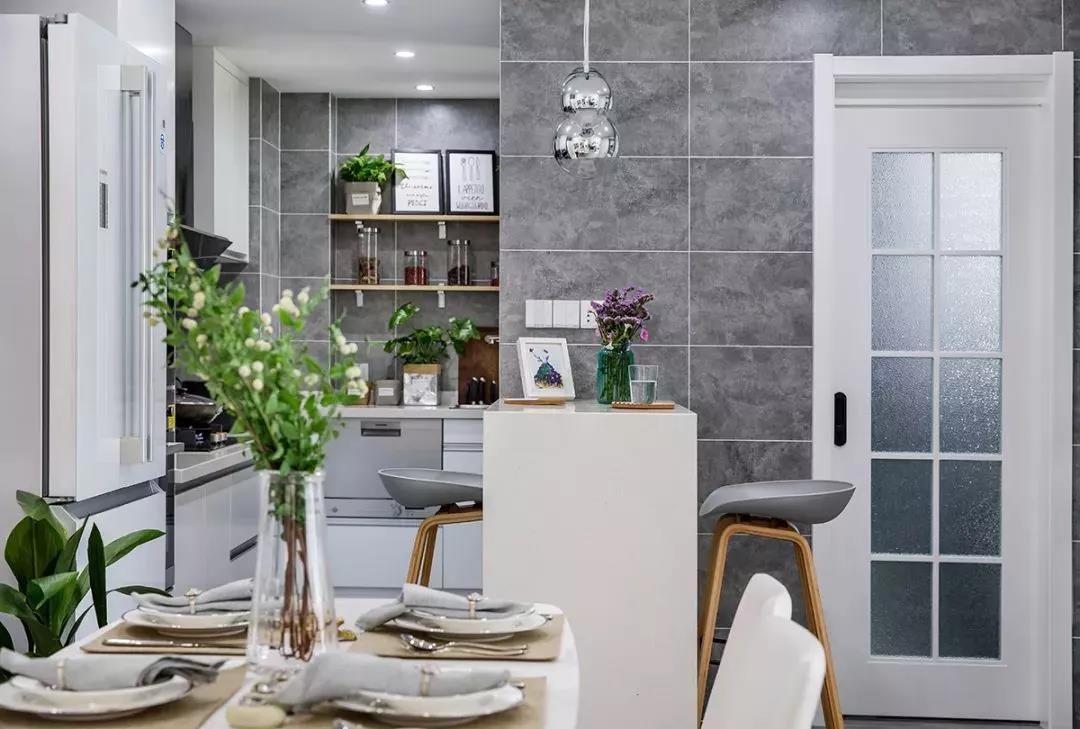 靠窗地臺(tái)打造專屬讀書(shū)區(qū)，入住后不想出門(mén)