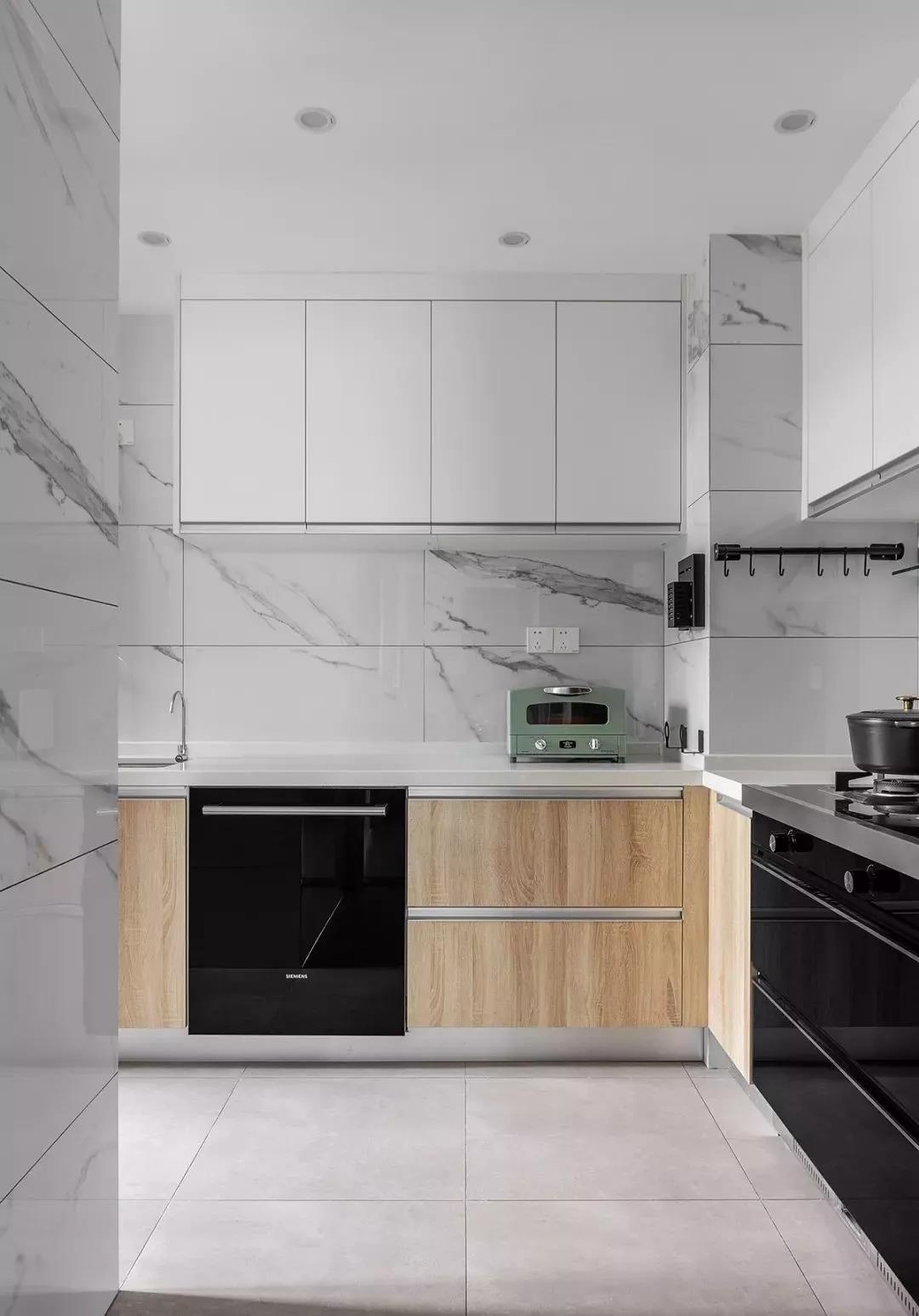 成都90㎡老房改造記丨客廳柜子橫著放，既能分區又能裝