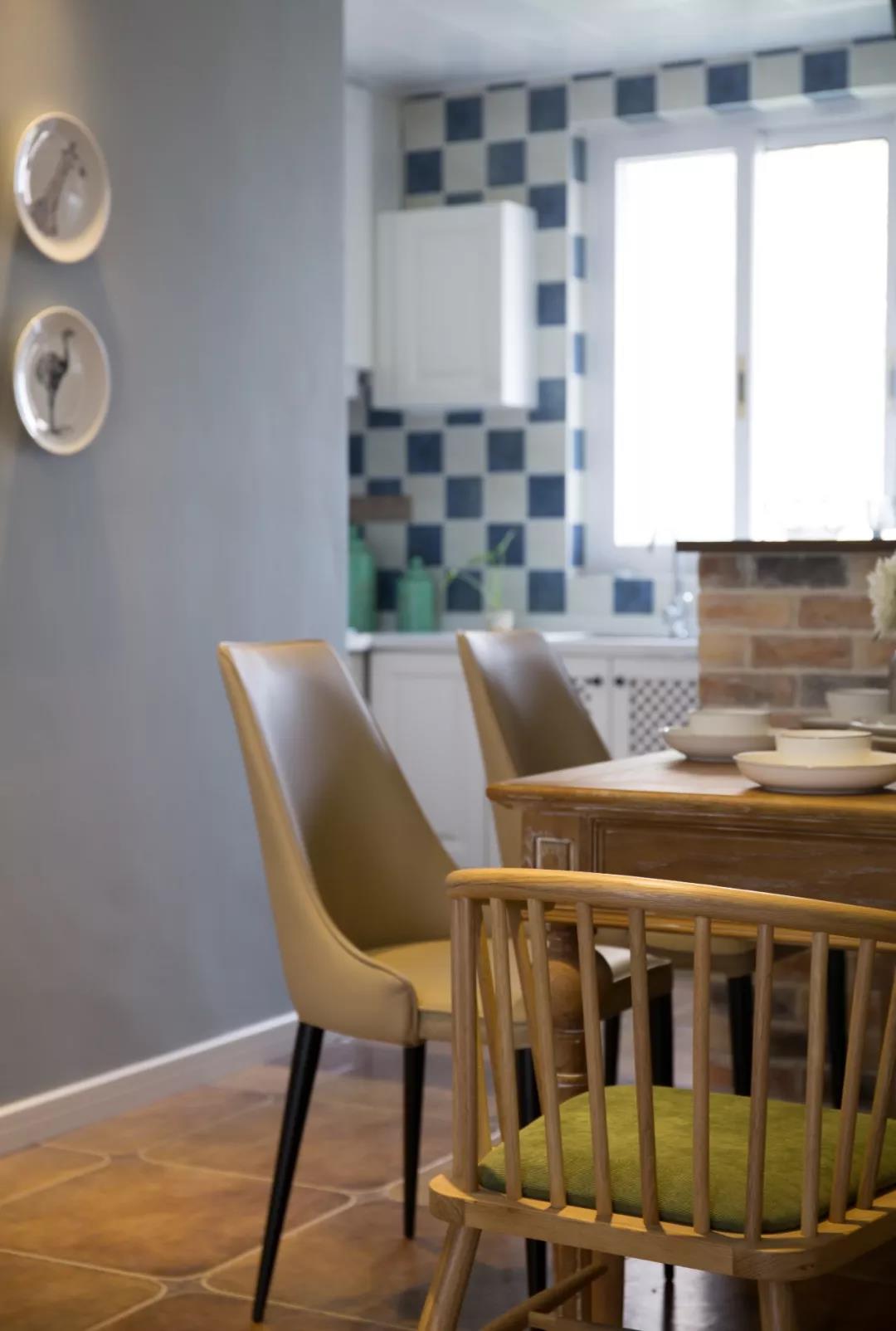 彩漆+綠植+黃銅，107㎡時(shí)尚簡(jiǎn)美風(fēng)復(fù)古又清新