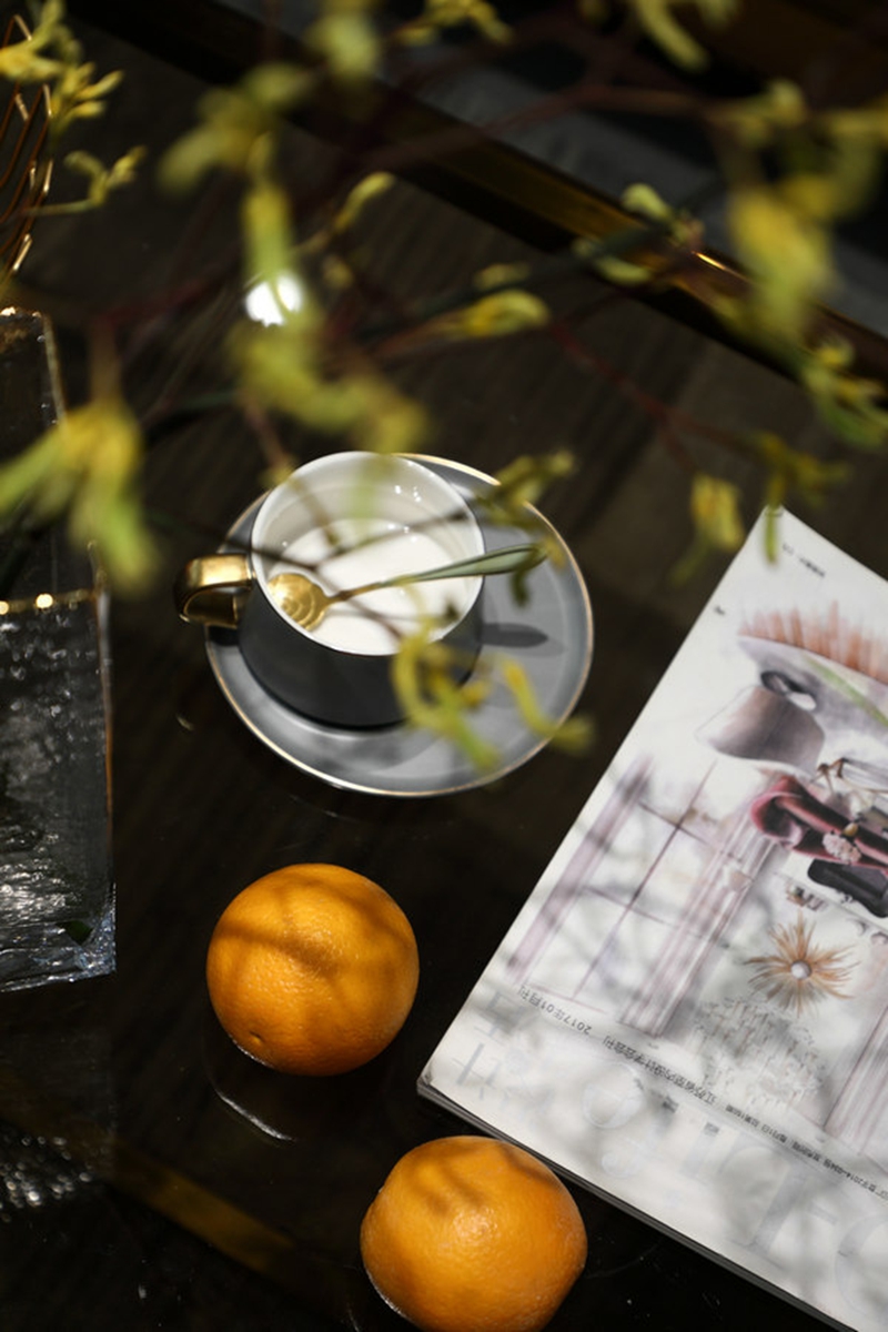 簡約擺件玩轉內斂輕奢美式風，整面墻的墨色復古壁畫真的很震撼！