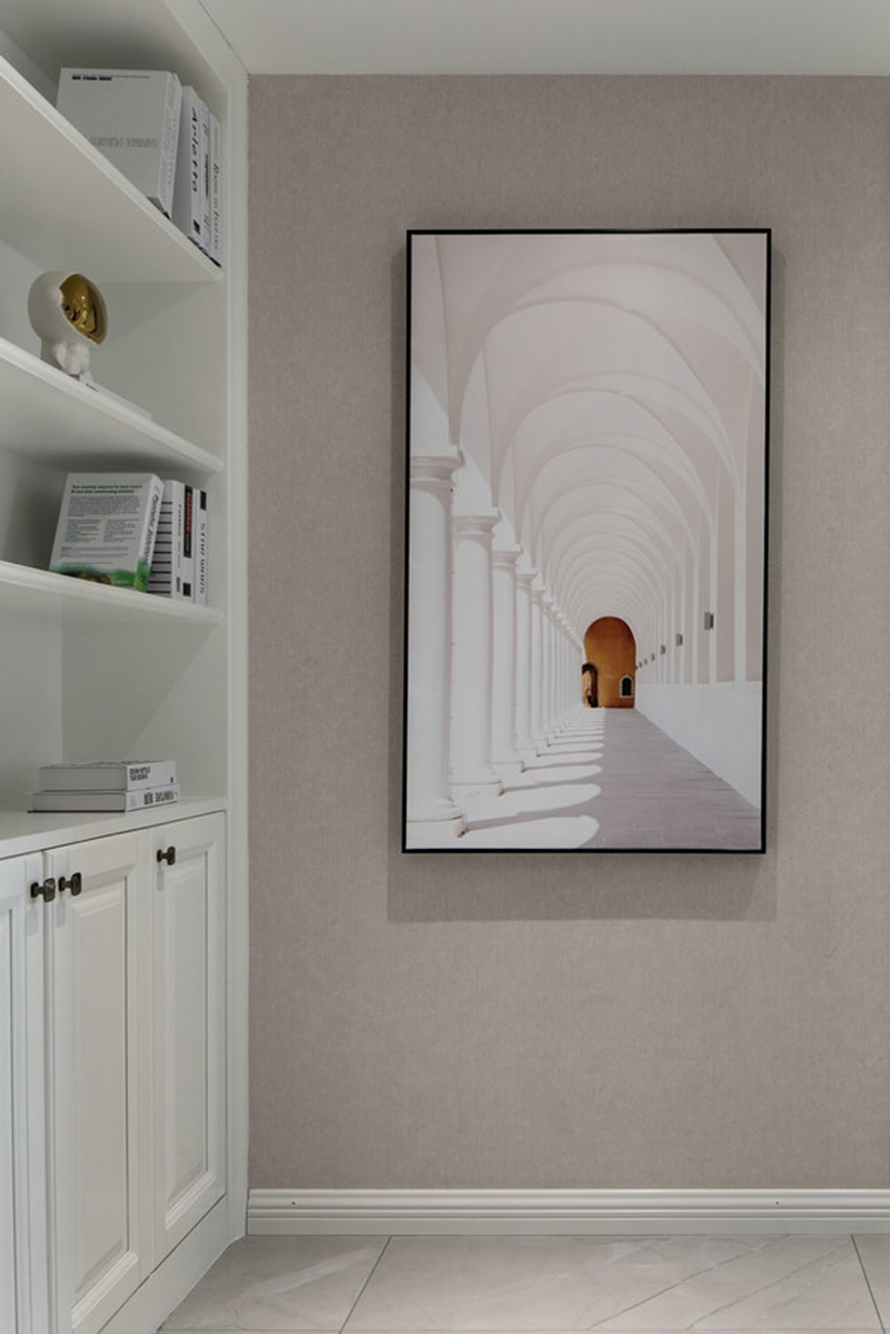 簡約擺件玩轉內斂輕奢美式風，整面墻的墨色復古壁畫真的很震撼！