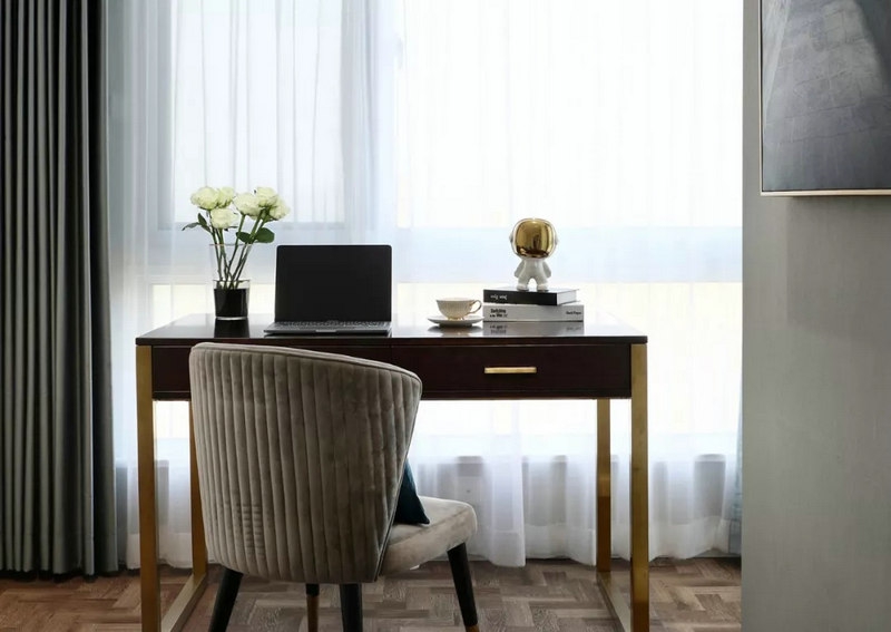 簡約擺件玩轉內斂輕奢美式風，整面墻的墨色復古壁畫真的很震撼！