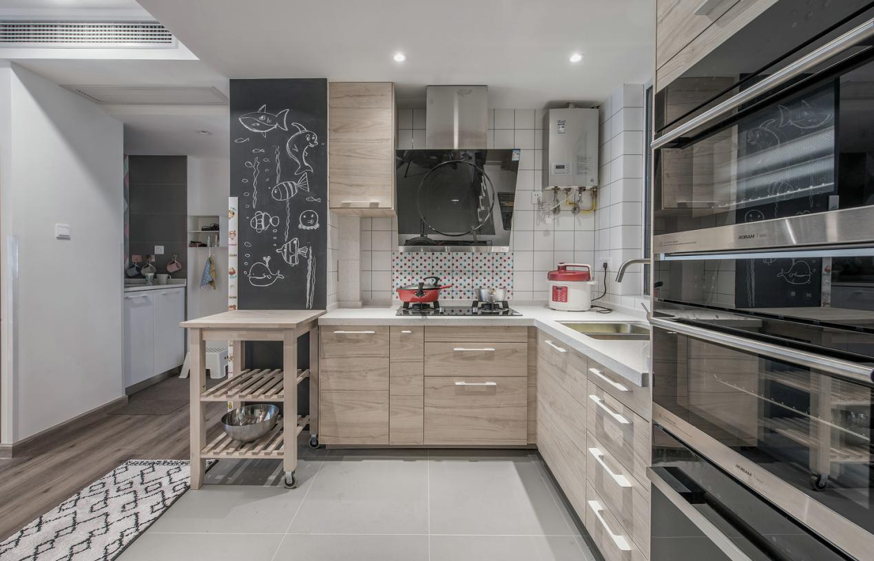 85㎡簡約原木住宅，扔掉傳統笨重沙發，客廳還可以這樣設計