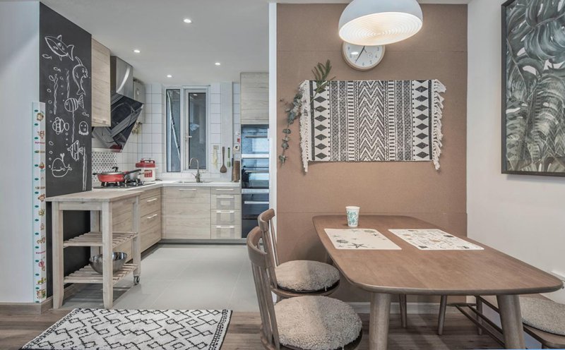 85㎡簡約原木住宅，扔掉傳統笨重沙發，客廳還可以這樣設計