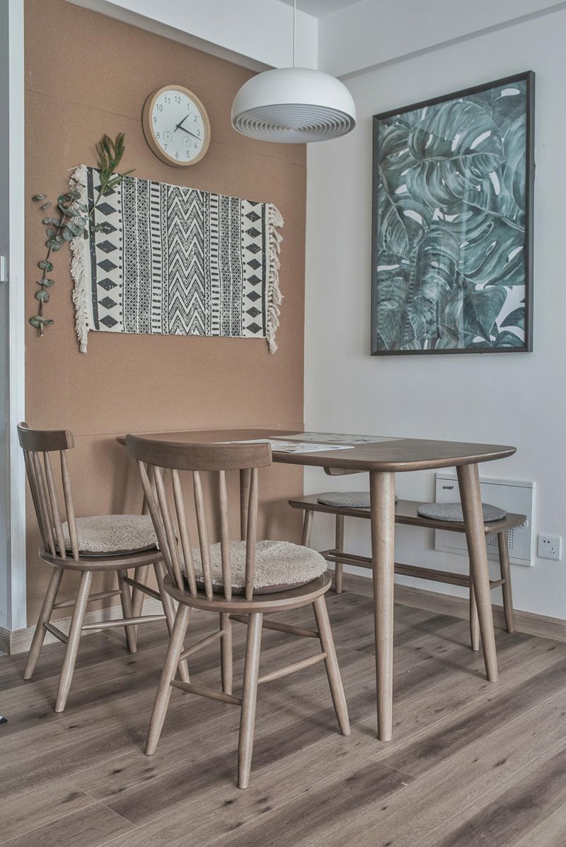 85㎡簡約原木住宅，扔掉傳統笨重沙發，客廳還可以這樣設計