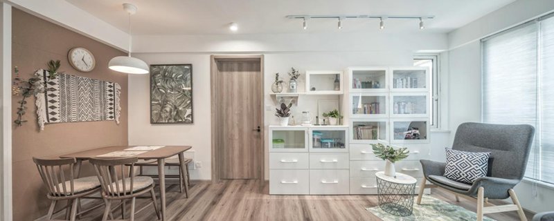 85㎡簡約原木住宅，扔掉傳統笨重沙發，客廳還可以這樣設計