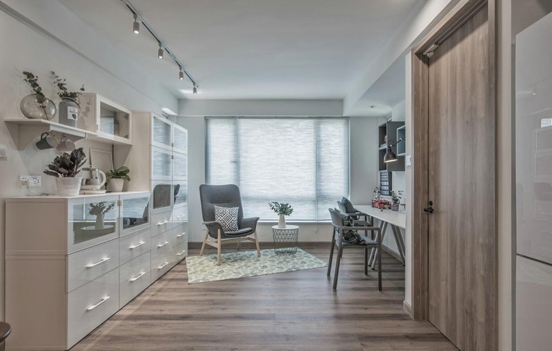 85㎡簡約原木住宅，扔掉傳統笨重沙發，客廳還可以這樣設計