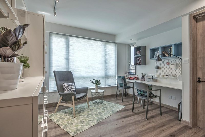 85㎡簡約原木住宅，扔掉傳統笨重沙發，客廳還可以這樣設計