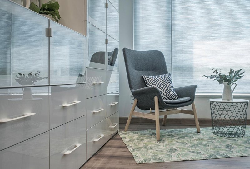 85㎡簡約原木住宅，扔掉傳統笨重沙發，客廳還可以這樣設計